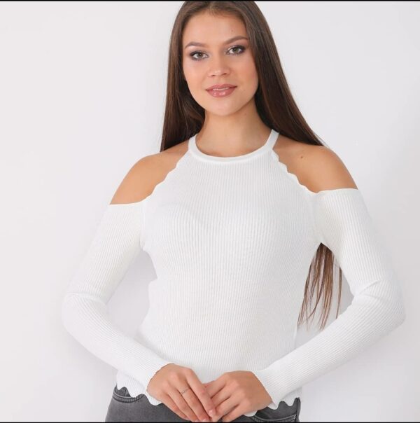 Дамска блуза тънко плетиво с голо рамо цвят бяло код B0024-2