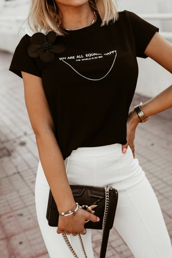 Дамска тениска в черен цвят с цветя код T0162