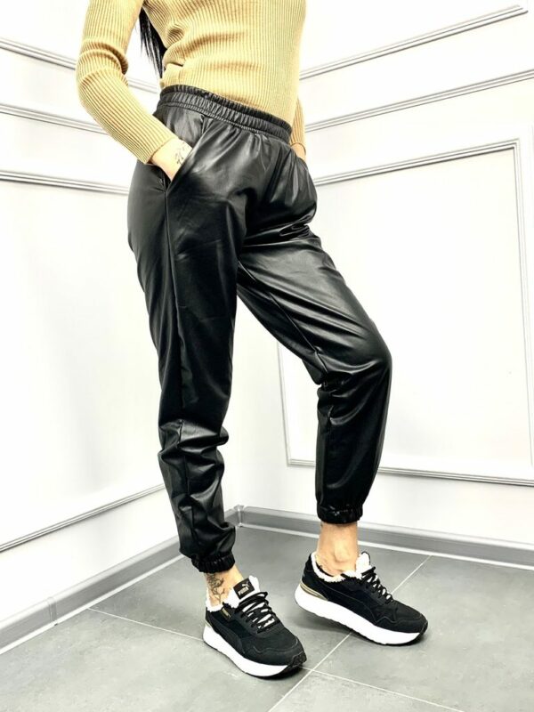 Дамски спортно-елегантен панталон от еко кожа в черен цвят код PN0003