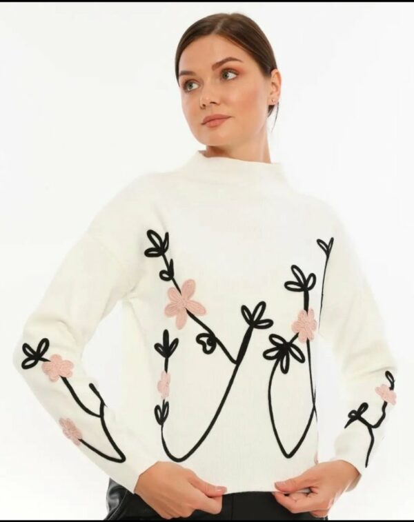 Дамски пуловер с флорален мотив в бял цвят код B0159