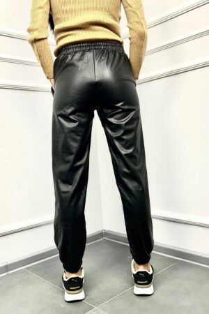 Дамски спортно-елегантен панталон от еко кожа в черен цвят код PN0003