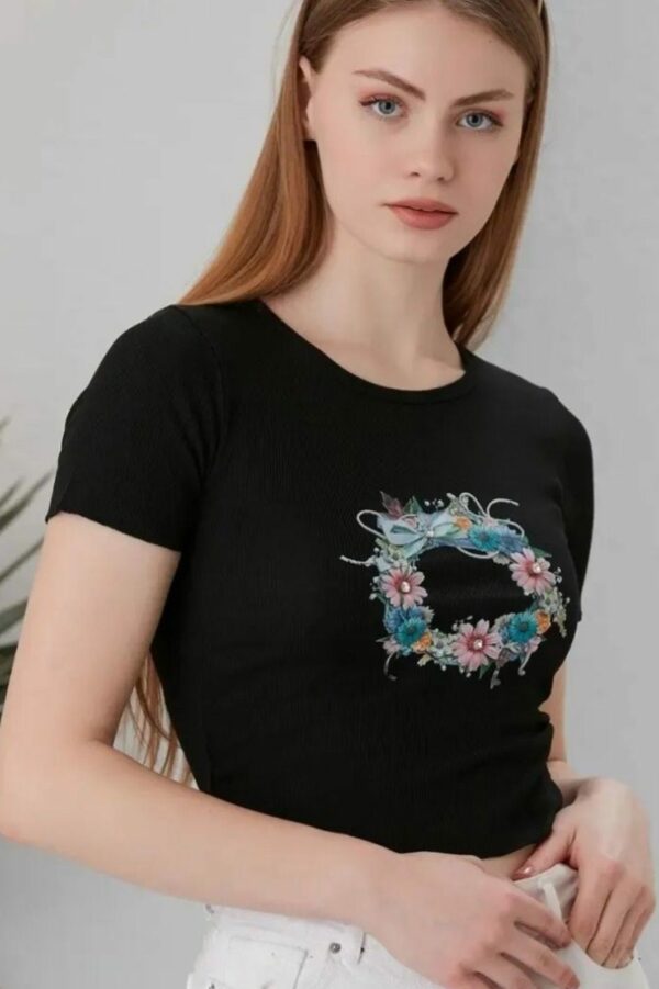 Дамска къса тениска с принт и декорация код T0195