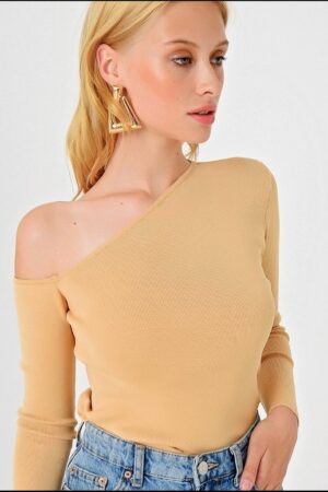 Дамска блуза с голо рамо цвят бежаво код B0042-5