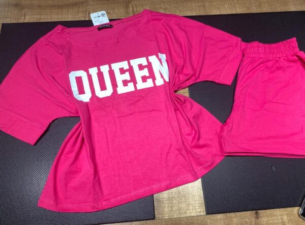 Дамски екип с къс панталон със свободна кройка с надпис QUEEN цвят циклама код E0003