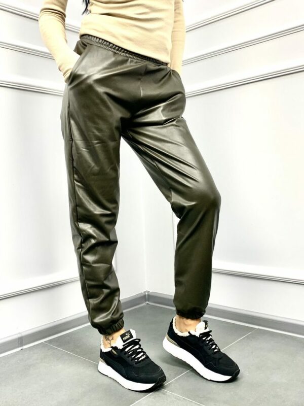 Дамски спортно-елегантен панталон от еко кожа в зелен цвят код PN0003-2