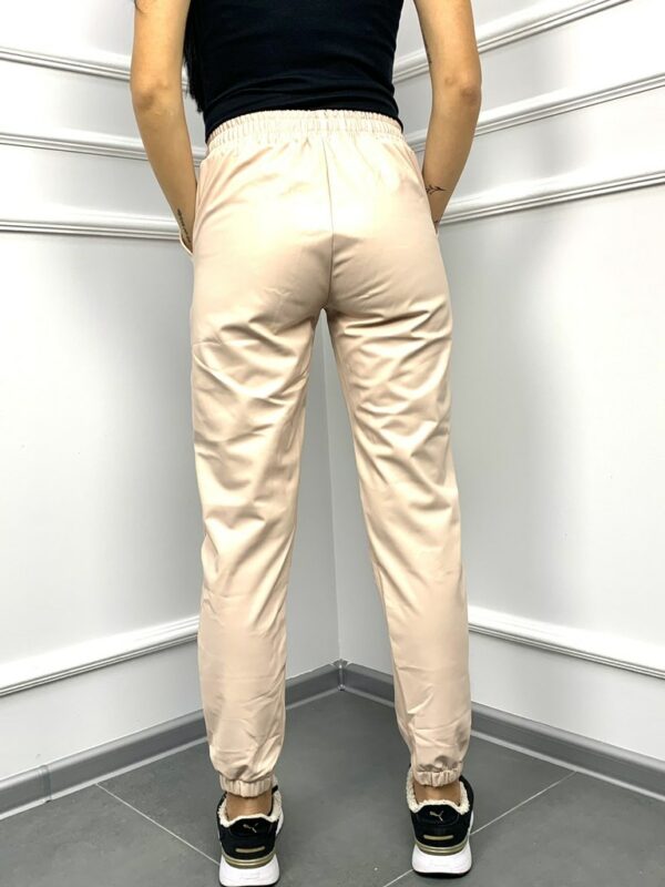 Дамски спортно-елегантен панталон от еко кожа в цвят екрю код PN0003-1